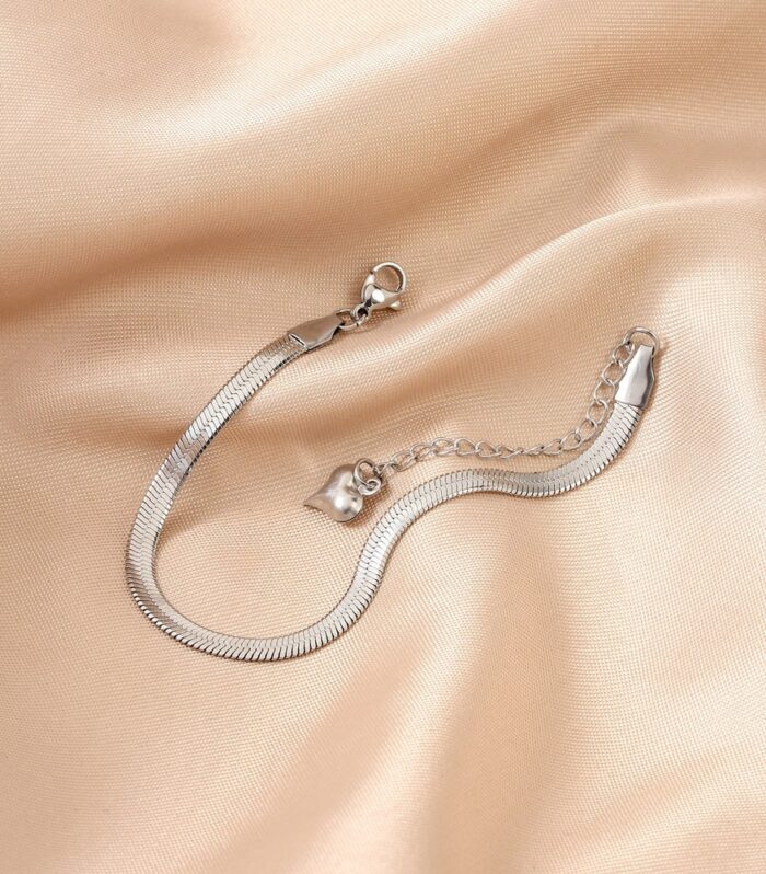 Simple and versatile blade chain bracelet for women with heart pendant bracelet