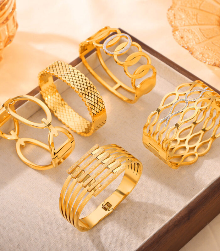 Fashion metal titanium steel bracelet with female geometric design and diamond studded spring buckle bracelet